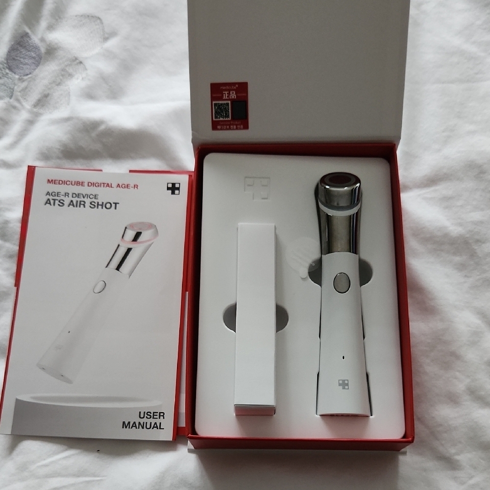 Medicube Digital Age - R Device. Air Shot. White and Silver